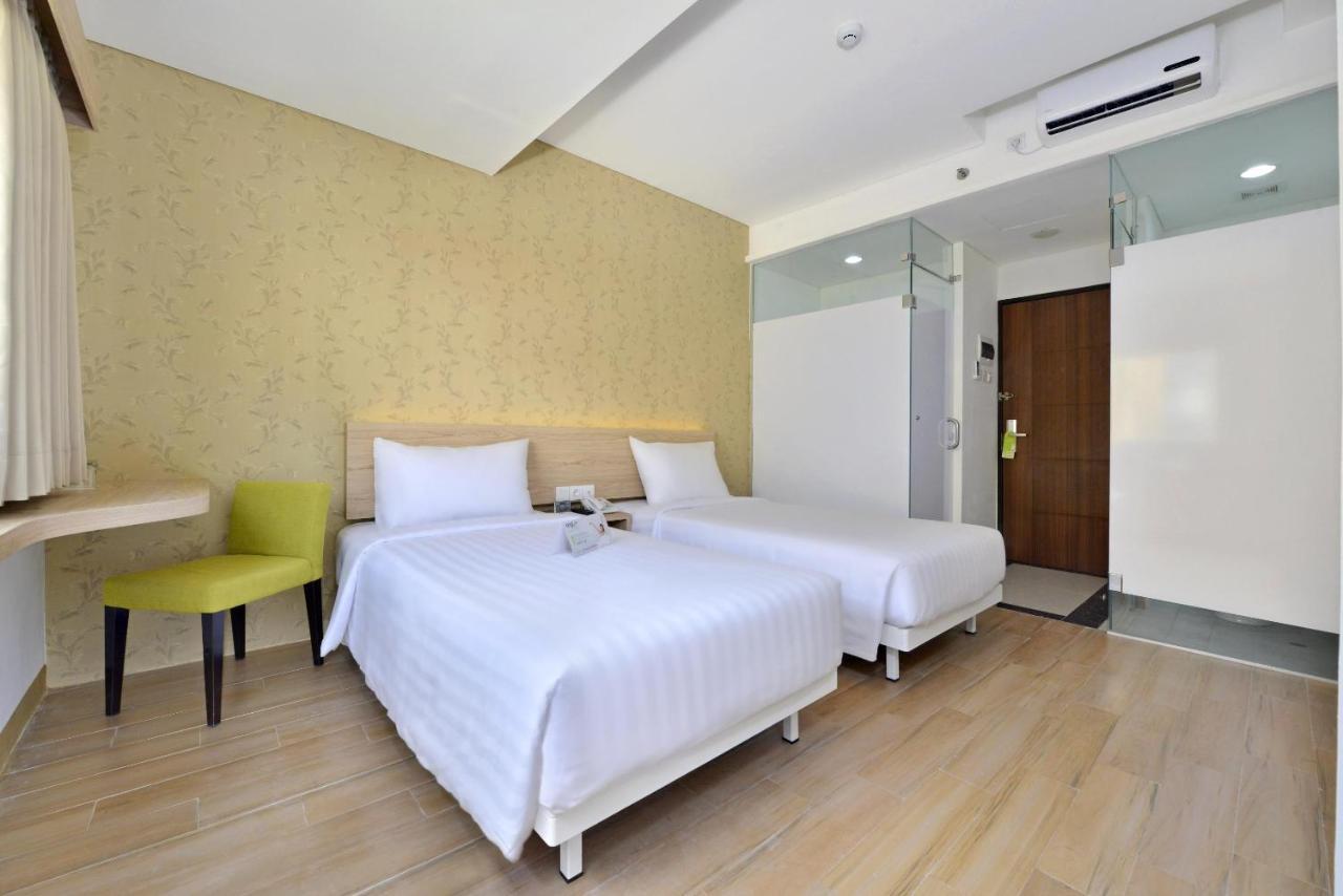 Whiz Hotel Falatehan Jakarta Exterior foto